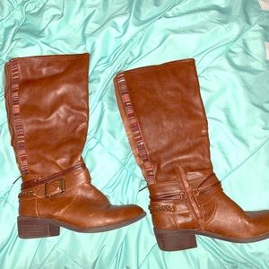 Boots from buckle. In almost perfect condition.